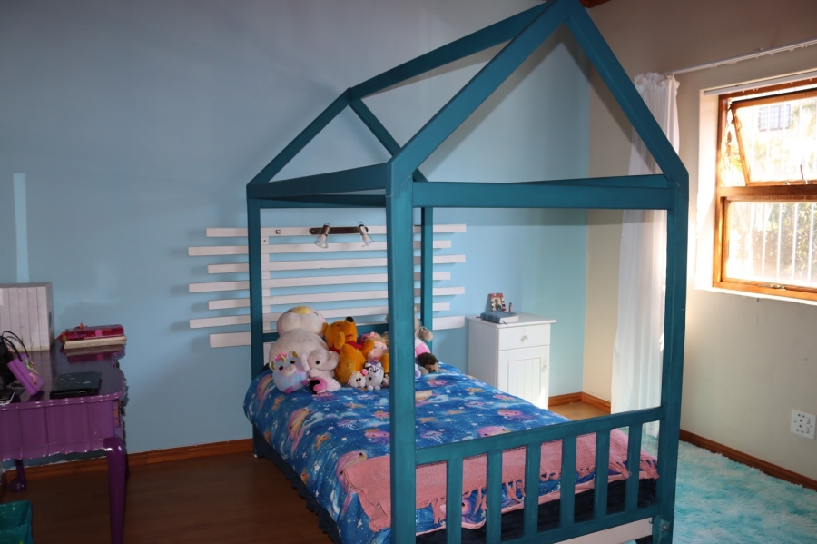 6 Bedroom Property for Sale in Kleinmond Western Cape